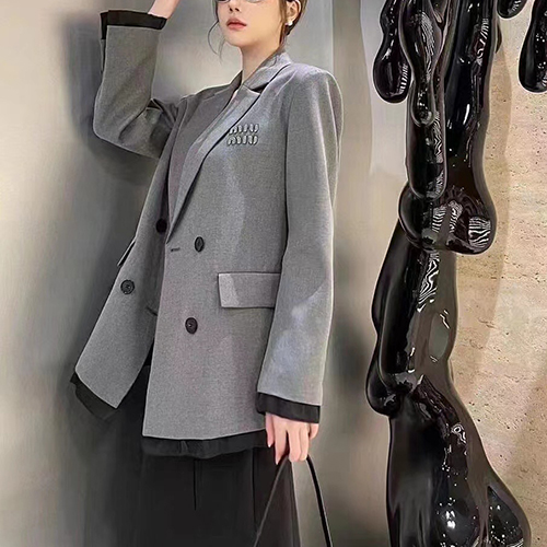 [스페셜오더]MIUMIU-02122 미우미우 그레이 로고 아플리케 장식 재킷 여성용