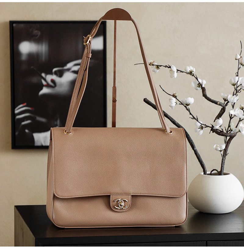 [스페셜오더]CHANEL-AS6133 샤넬 2026 봄-여름 프리-컬렉션 프레피 코코 가죽 스트랩 클러치 라지 숄더백 베이지 